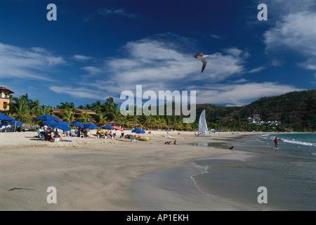 La vita sulla spiaggia a Playa la Ropa, Zihuatanejo, Guerrero, Messico, America Foto Stock