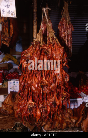 Arrosto di anatre appesi da ganci su un mercato in stallo a Chengdu,provincia di Sichuan, in Cina. Foto Stock