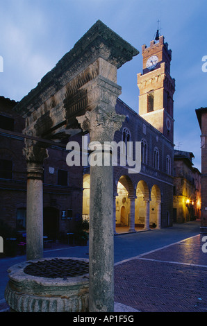 Piazza Pio II con il Palazzo Comunale, il centro storico della città di Pienza, Toscana, Italia Foto Stock