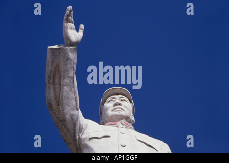 Statua di Pietra di mao zedong contro un profondo cielo blu Chengdu nella provincia del Sichuan in Cina Foto Stock