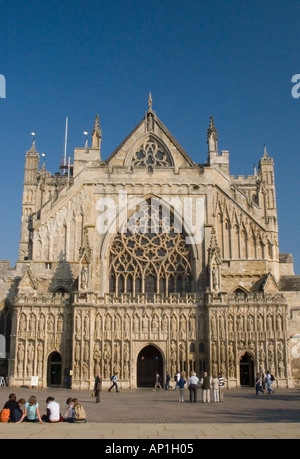 La porta principale e il rosone all'estremità ovest della chiesa cattedrale di San Pietro a Exeter Devon Foto Stock