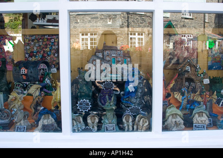 Shop riaprire un anno dopo il villaggio di Boscastle alluvione quando il burst di flusso le sue banche il 16 agosto 2004 Foto Stock