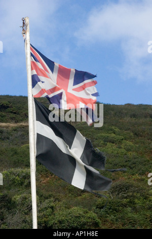 Bandiera della Cornovaglia e Union Jack battenti con orgoglio nel Boscastle villaggio un anno dopo la devastante alluvione del 16 agosto 2004 Foto Stock