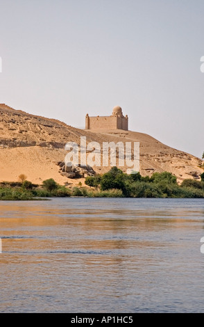 Mausoleo di Aga Khan sorge su di un colle roccioso sopra il fiume Nilo Aswan Alto Egitto Medio Oriente DSC 4180 Foto Stock