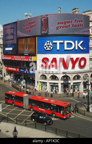 Stagecoach bendy servizio autobus sul percorso 453 e taxi a Piccadilly Circus passando illuminato cartellone pubblicitario Foto Stock