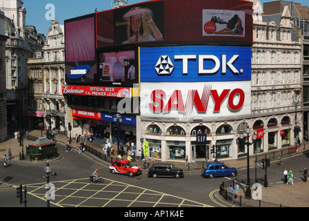 La linea di colore nero e scritta taxi a Piccadilly Circus passando illuminato cartellone pubblicitario Foto Stock