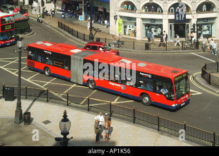 Stagecoach bendy servizio autobus sul percorso 453 attraversando scatola di giunzione a Piccadilly Circus Foto Stock