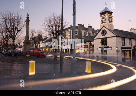 Scenic atmosferica luci di Natale decorazioni su alberi in High Street a Moffat Scozia Scotland Regno Unito Foto Stock