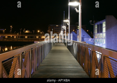 Passerella sul fiume Lagan weir Belfast durante la notte Foto Stock