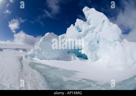 Iceberg bloccato veloce nel pack di ghiaccio nel Mare di Weddell vicino a Snow Hill Island Antartide di novembre Foto Stock