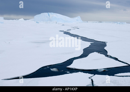 La banchisa iniziando a rompere nel Mare di Weddell vicino a Snow Hill Island Antartide di novembre Foto Stock