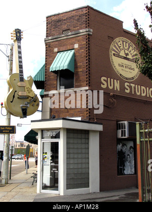 Grande motivo di chitarra al di fuori di Sun Studio 706 europea Avenue Memphis, Stati Uniti d'America Foto Stock