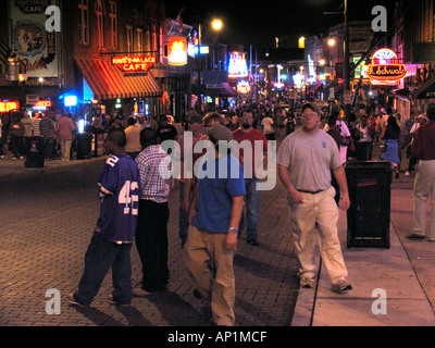Tempo di notte sulla folla di Beale Street di Memphis, Stati Uniti d'America Foto Stock