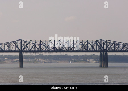 Memphis Arkansas Bridge Road ponte sul fiume Mississippi di Memphis, Stati Uniti d'America Foto Stock