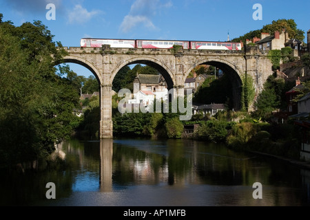 A nord del convoglio ferroviario attraversa il viadotto ferroviario sul fiume Nidd a Knaresborough North Yorkshire, Inghilterra Foto Stock