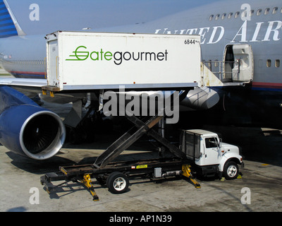 Catering carichi di camion United Airlines Boeing 747-400 OHare Aeroporto Internazionale Chicago Illinois USA Foto Stock