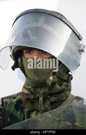 Esercito britannico soldato con casco e riot ingranaggio sul crumlin road presso negozi di ardoyne belfast xii Luglio Foto Stock