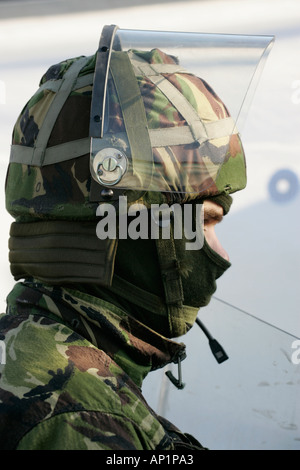 Esercito britannico soldato con casco e riot ingranaggio sul crumlin road presso negozi di ardoyne belfast xii Luglio Foto Stock