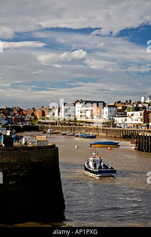 Barca da pesca entrando in porto di Bridlington Foto Stock