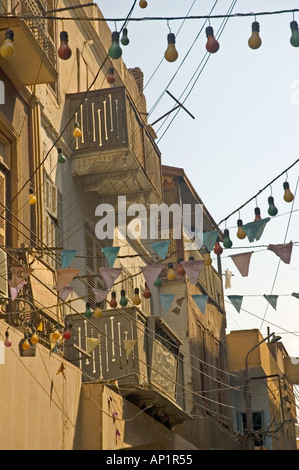 Casa con balcone sulla strada di Aswan, Alto Egitto, Medio Oriente. DSC 4291 Foto Stock