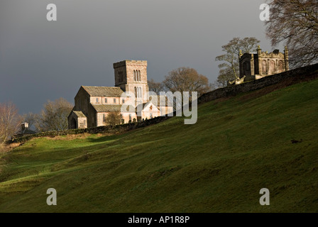 Lowther Castle, Cumbria, Regno Unito. La Chiesa di San Michele, 1686. Luce drammatica su un tempestoso giorno d'inverno Foto Stock