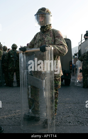 Esercito britannico soldato in tenuta da sommossa sta di guardia a Crumlin road presso negozi di ardoyne belfast xii Luglio Foto Stock