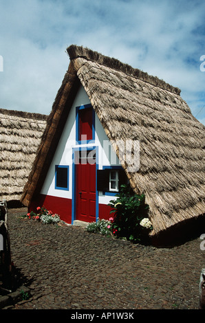 Triangolare tipica di una casa incorniciate, Santana, di Madera Foto Stock