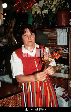 Fioraio operanti nel mercato dei fiori, Funchal, Madeira Foto Stock