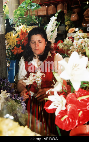 Fioraio operanti nel mercato dei fiori, Funchal, Madeira Foto Stock