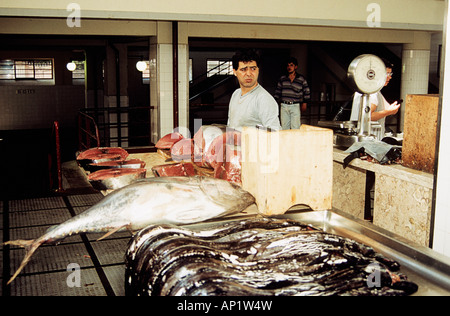 Pescivendolo la vendita del pesce nel mercato del pesce, Funchal, Madeira Foto Stock