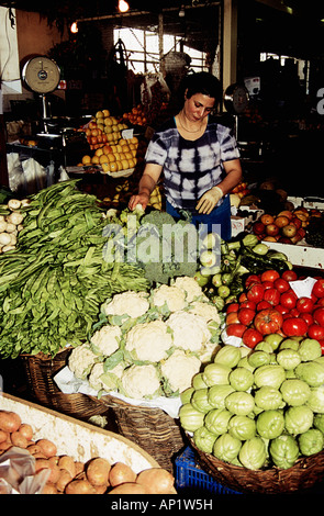Femmina lavoro fruttivendolo nel mercato di frutta e verdura, Funchal, Madeira Foto Stock