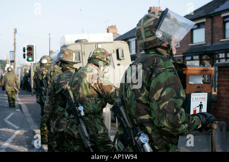 Esercito britannico soldati nel tumulto di supporto ingranaggio di guardia a Crumlin road presso negozi di ardoyne belfast xii Luglio Foto Stock