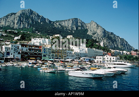 Vista del porto, edifici e sulle montagne dal mare, Marina Grande di Capri, Italia Foto Stock