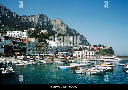 Vista del porto, edifici e sulle montagne dal mare, Marina Grande di Capri, Italia Foto Stock