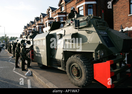 Esercito britannico blindato personale sassone veicolo portante su crumlin road presso negozi di ardoyne belfast xii Luglio Foto Stock