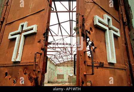 Nigeria: conflitto religioso tra cristiani e musulmani. I musulmani distrutti e bruciati questa chiesa cattolica romana a Kaduna Foto Stock