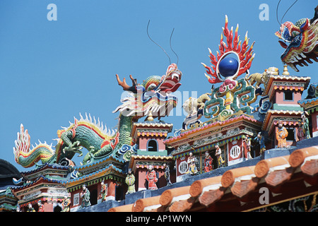 Drago colorato e figure sul tetto, Pak Tai tempio, Cheung Chau Isola, Hong Kong, Cina Foto Stock