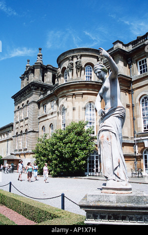 Il Palazzo di Blenheim, Woodstock, nei pressi di Oxford, Oxfordshire, Inghilterra. Statua femminile in acqua superiore terrazza Foto Stock