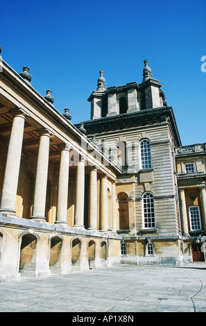 Il Palazzo di Blenheim, Woodstock, nei pressi di Oxford, Oxfordshire, Inghilterra. Ala del palazzo nel cortile vicino all'ingresso principale. Foto Stock