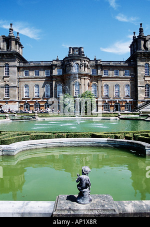 Il Palazzo di Blenheim, Woodstock, nei pressi di Oxford, Oxfordshire, Inghilterra. Vista dalla parte superiore dell'acqua terrazza Foto Stock