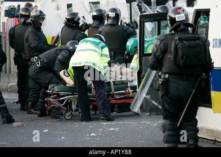 Polizia e paramedici assistono al giornalista ferito Chris Lindsay sulla barella colpita dalla bomba d'esplosione durante la sommossa sulla strada di crumlin nei negozi di ardoyne Foto Stock