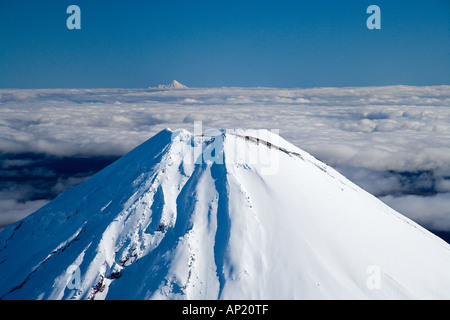 Mt Ngauruhoe del Parco Nazionale di Tongariro Altopiano Centrale Isola del nord della Nuova Zelanda e Mt Taranaki Egmont antenna a distanza Foto Stock