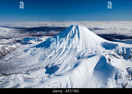 Mt Ngauruhoe del Parco Nazionale di Tongariro Altopiano Centrale Isola del nord della Nuova Zelanda e Mt Taranaki Egmont antenna a distanza Foto Stock