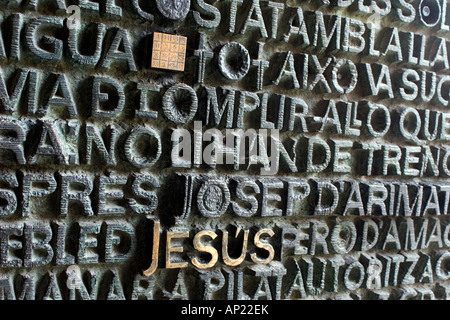La Sagrada Familia - dettaglio della porta di bronzo della Passione facciata del tempio della Sagrada, Barcellona, Spagna Foto Stock