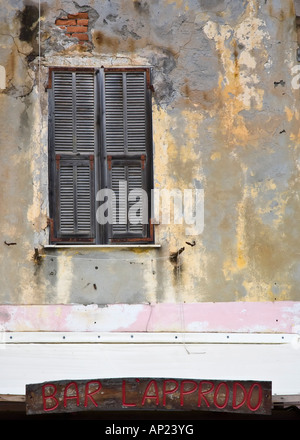 Vecchie tende al di sopra di un Italiano bar nel villaggio di Triora, Nord Italia Foto Stock