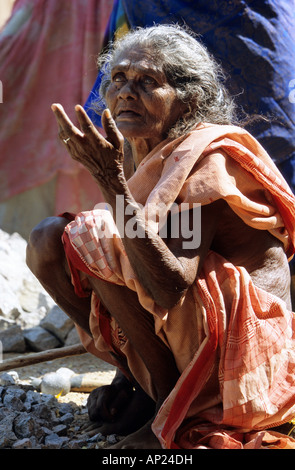 India: vecchia donna dal cast di gli intoccabili che lavoravano in una cava nei pressi di Madurai Foto Stock