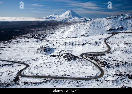 Bruce Road fino a Mt Ruapehu e Mt Ngauruhoe del Parco Nazionale di Tongariro Altopiano Centrale Isola del nord della Nuova Zelanda antenna Foto Stock