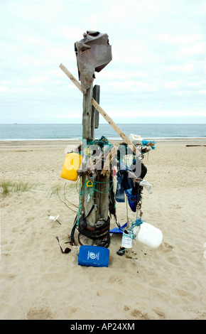 I rifiuti raccolti su un post, spiaggia di Norfolk, Regno Unito Foto Stock