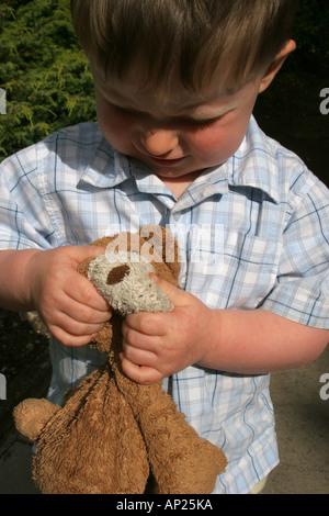 Due giovani anno vecchio ragazzo infantile con Teddy bear Foto Stock