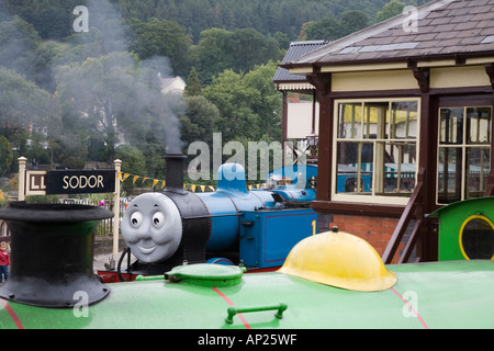 I treni a vapore e Percy Thomas Il serbatoio del motore con Percy davanti nella stazione per evento speciale a Llangollen Ferrovie a Vapore Foto Stock